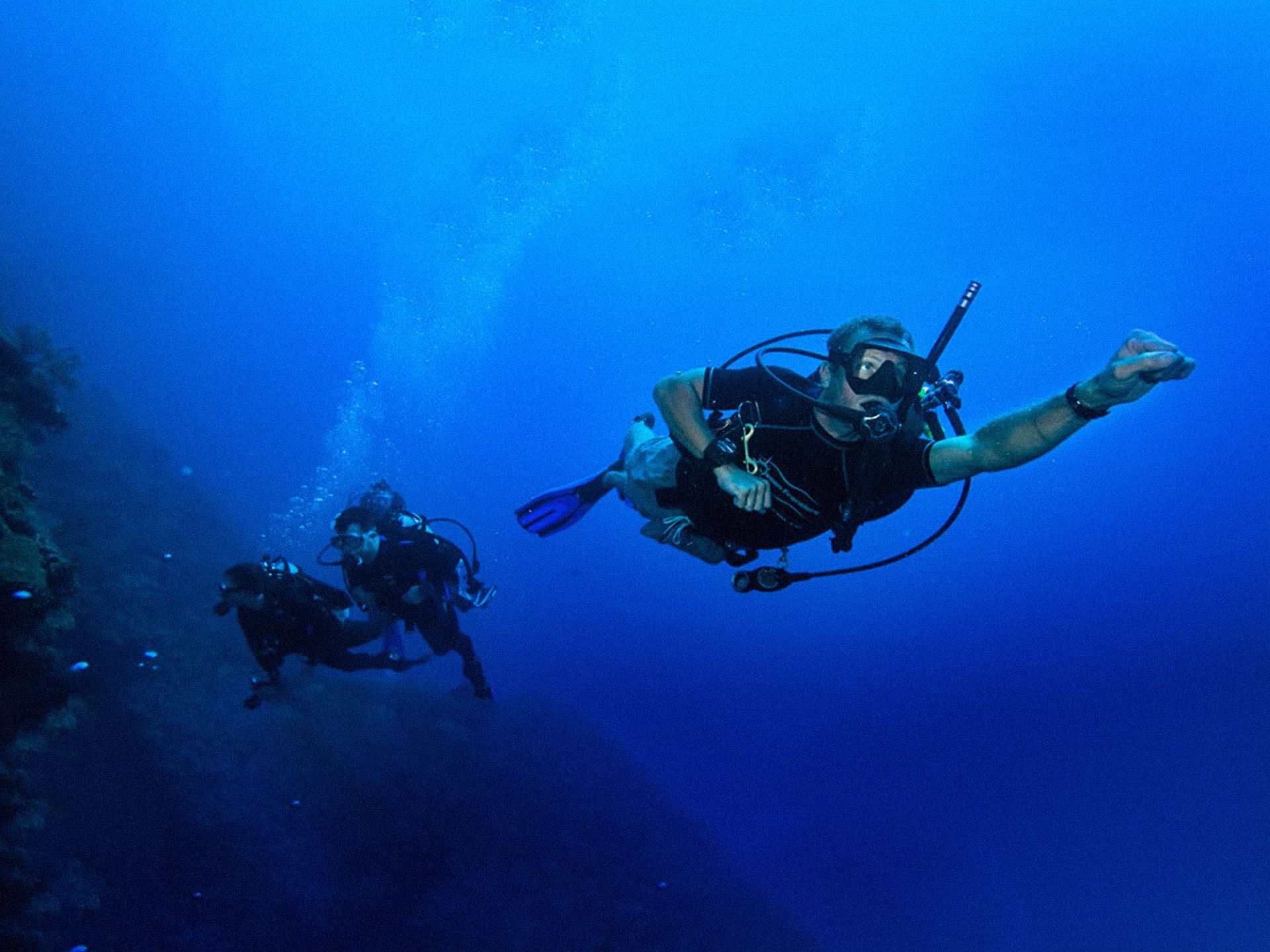 Fast progress PADI scuba dive courses - Navy's Waterworld Santorini